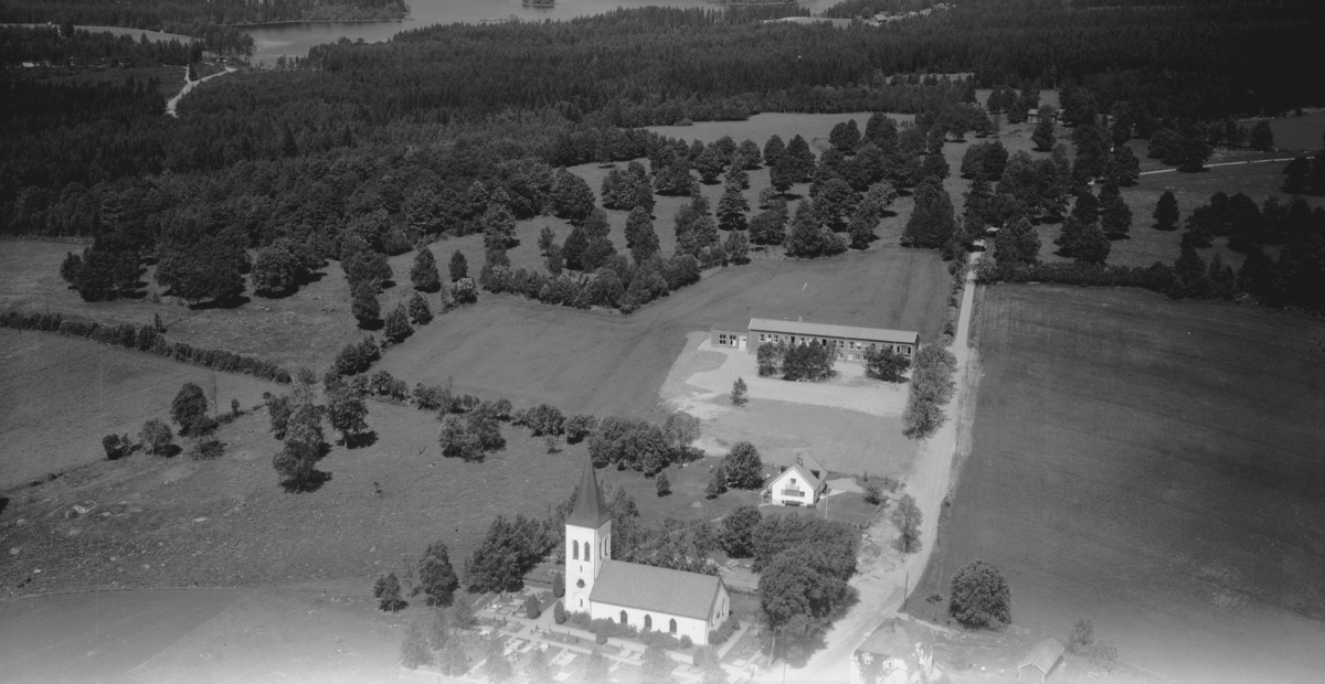 Flygfoto över Källeryds kyrka i Nissafors, Gnosjö kommun, Jönköpings län. Nr 1119/1961