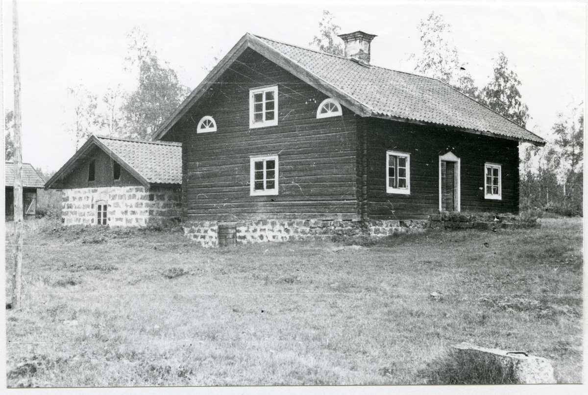 Norberg sn, Norberg, Fliken.
Exteriör av färdstuga, 1933.