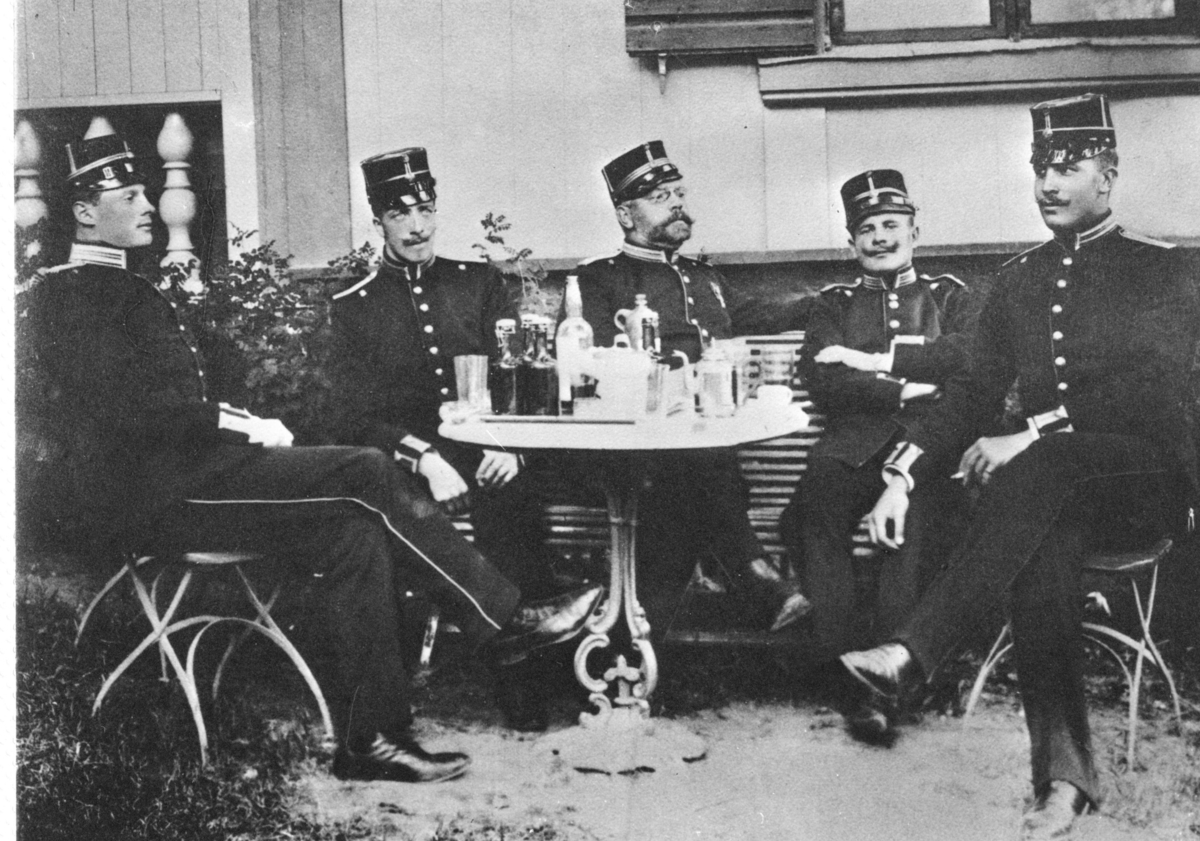 En stilla stund med kaffe och punsch i början av 1890-talet. Frv lt Hjalmar Ekstedt, okänd, kn August Stiernstedt, lt A E Sylvander och under lt E A Bille.