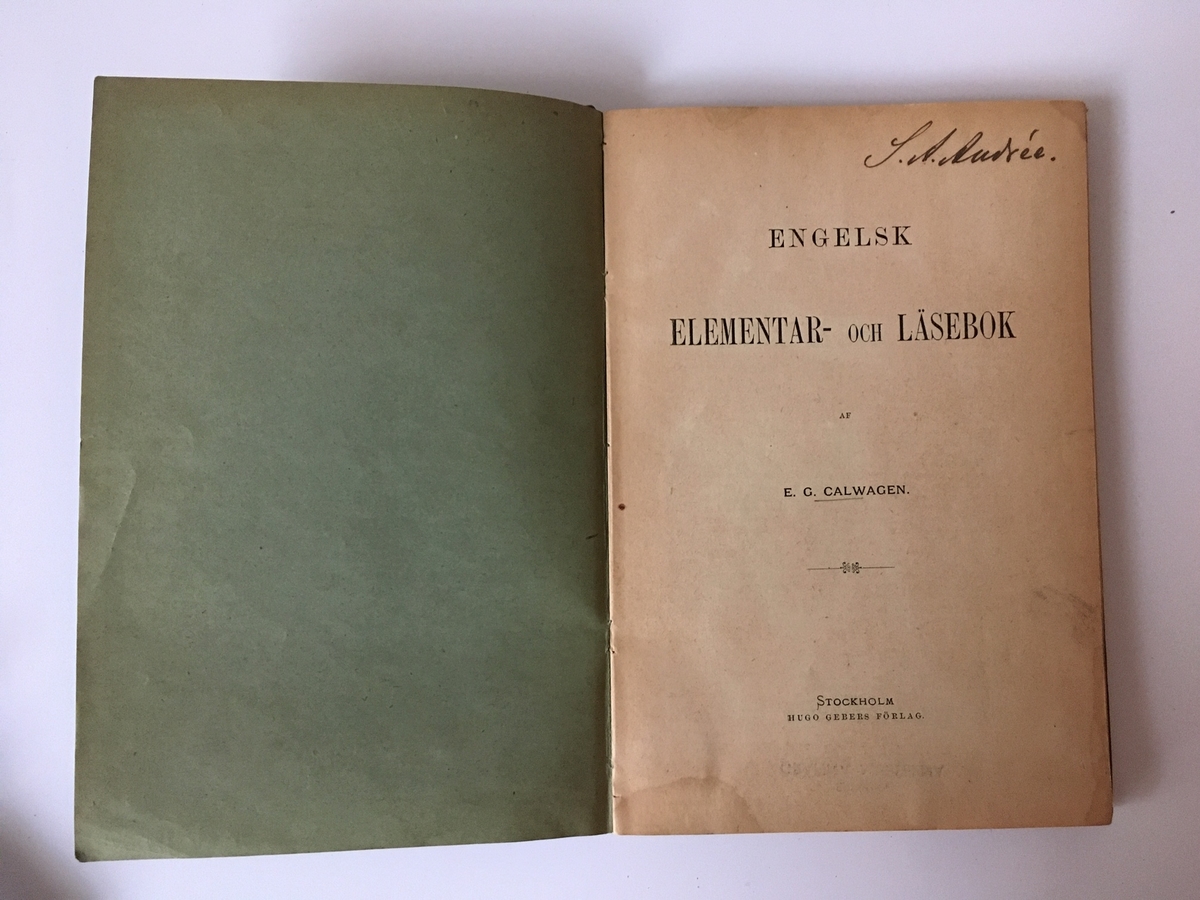 Tunn bok på 107 sidor med ryggtitel: "Calwagen. Engelsk Elem. - och Läsebok". Samt i bakre pärm en "Andra afdelningen Ordlistor" på 28 sidor.
