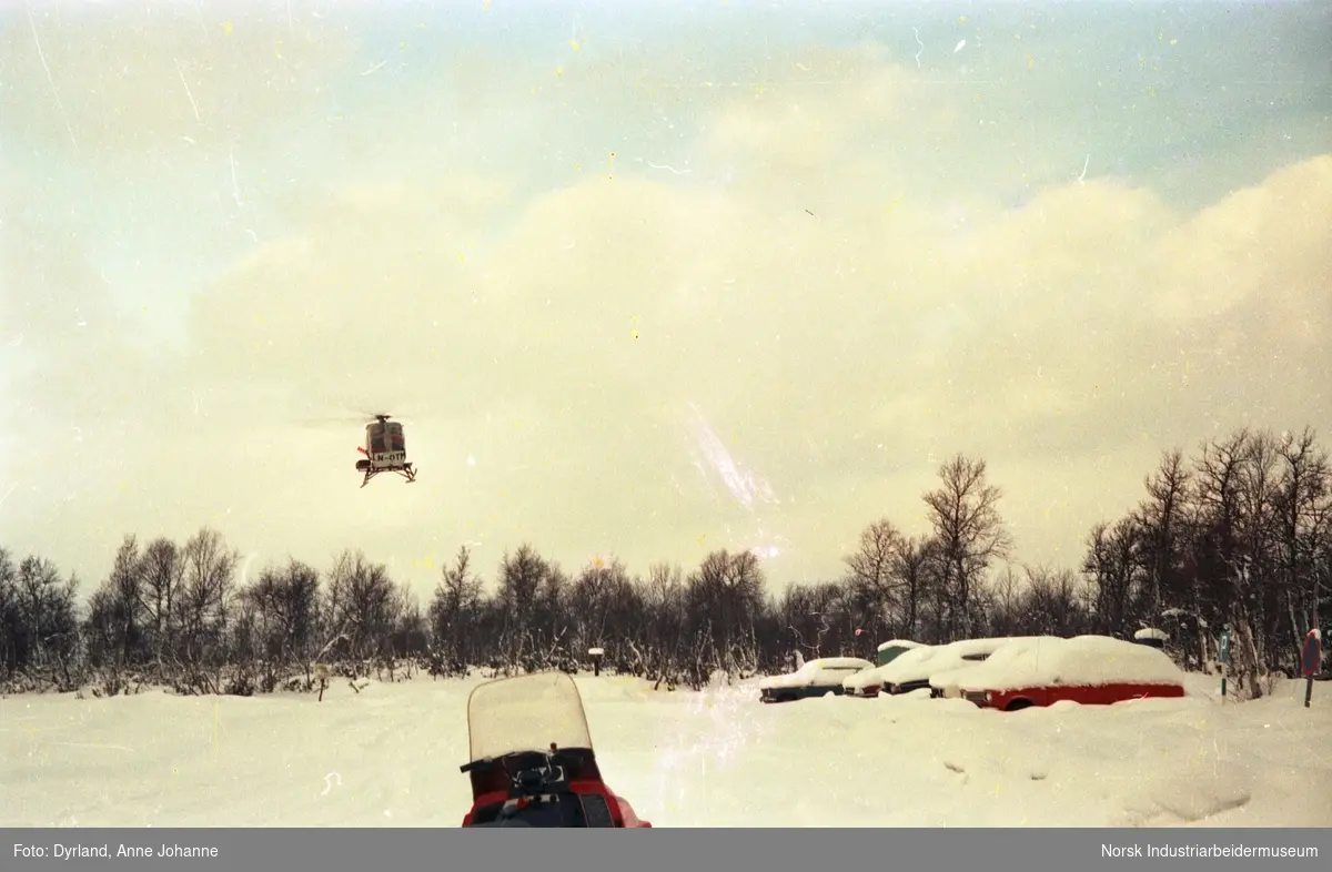 Helikopter i luften. Elever fraktes hjem til jul fra Møsstrond internatskole i helikopter