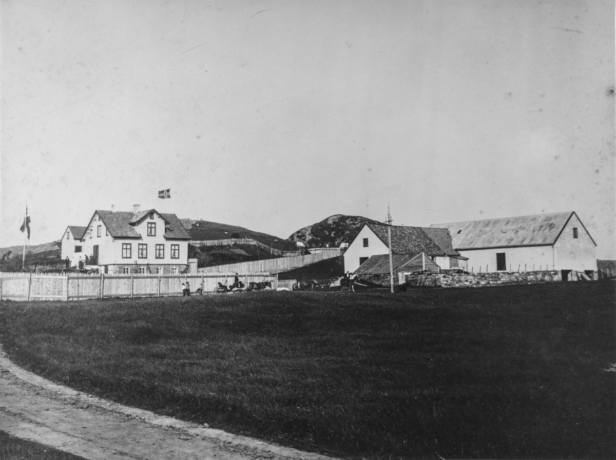 Distriktslege A. M. Eyes tidligere eiendom som i 1894 ble overtatt av Lars Mathiassen. Bildet er tatt den 14/11 1909.
