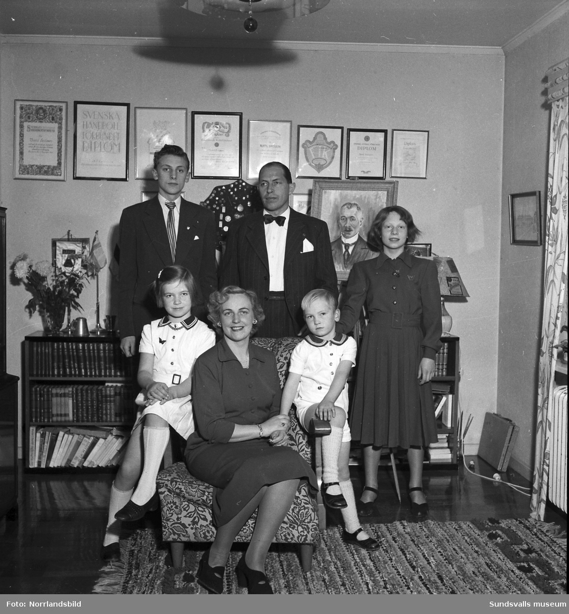 Bertil Ericsson, handbollsspelare, med sin familj, hustru och fyra barn.