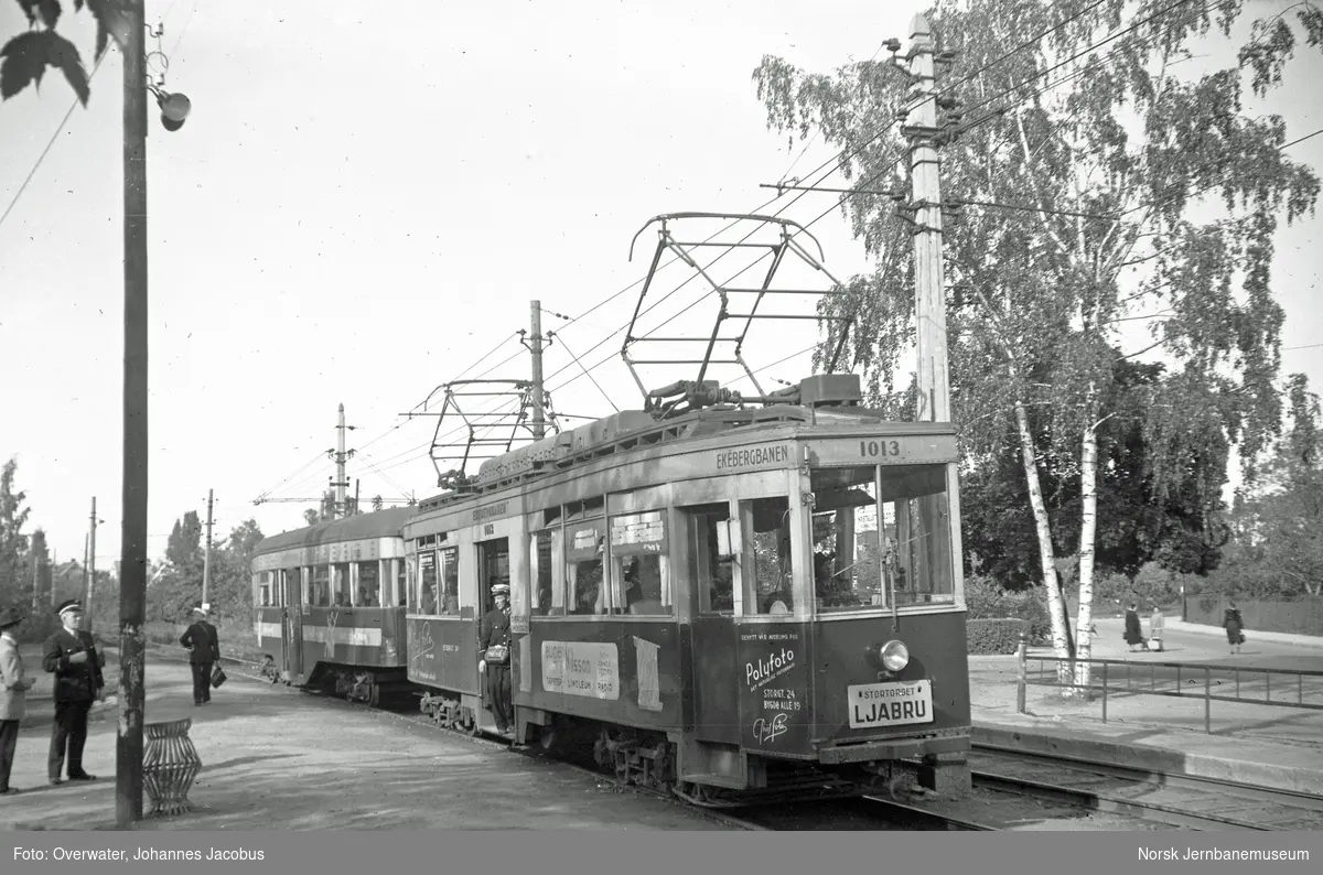 Ekebergbanens motorvogn nr. 1013 med tilhenger nr. 1041 på Holtet stasjon.