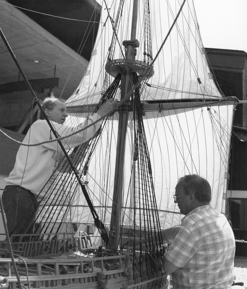 Modellbyggarna Göran Forss (t.v.) och Lennart Forsling i arbete med modellen av Vasa i skala 1:10.