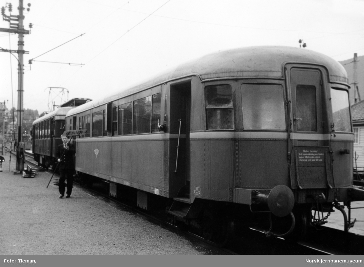 Tilhengervogn litra BFox4a nr. 456 i persontog på Voss stasjon