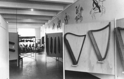 Feler, langeleiker og harper i utstillingen «Fra prillarhorn til hardingfele», 1948, (Foto/Photo)