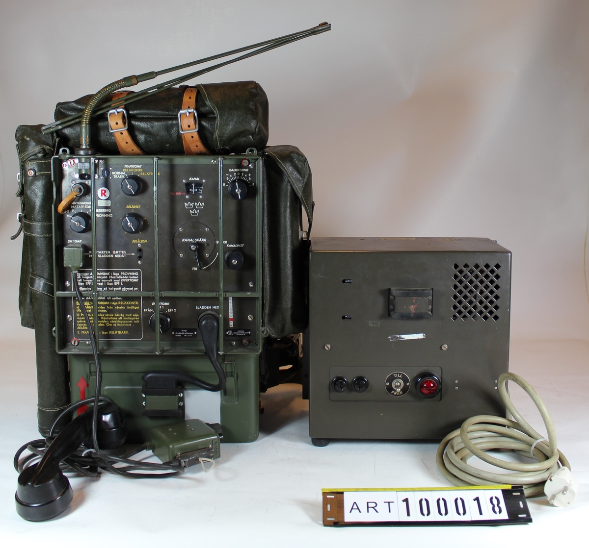 Radiostation 122 (Ra 122) 
Tc 96122

Bärbar UKV-station för telefoni inom grupp/pluton.
Radiostationen anskaffades i början av 1950 och utgick under 1980.

Ra 122 är en UKV station för telefoniförbindelse på medellånga avstånd. Stationen är i första hand avsedd att användas som bärbar station men kan även genom speciellt utformad strömförsörjning även användas i fordon.
Radiostationen drivs normalt med tre seriekopplade Nifeackumulatorer, 7,2v ackumulatorspänning. Stationen kan avstämmas på 101spärrade kanaler inom UKV frekvensåmrådet.
Stationen är utförd för frekvensmoduleringvilket gör mottagaren relativt okänslig för störningar.

Ra 120 och Ra 122 hade i övrigt samma tekniska data och utseende. Det som skilde dem åt var utförandet vid kalibrering. På Ra 120 fanns en särskild ratt härför. På Ra 121 och Ra 122 var den funktionen ett läge på antennomkopplaren.
Samtliga modeller kunde fjärrmanövreras och användas för relätrafik.

Ra 120 fanns inom hela försvaret således även vid marinen och flygvapnet samt vid de flesta truppslag. Den framtogs ursprungligen för artilleriet, medan Ra 122 skulle tilldelas luftvärnet. Det blev senare tvärt om.

Tekniska data:
Frekvensområde:	               47,0 – 57,0 MHz
Antal kanaler:	               101
Modulation	                       FM, Frekvensmodulering
Strömförsörjning:	       3st ack D22
Uteffekt:	                       0,5 alt 3,0w
Räckvidd:
   Marschantenn:	              ca 6Km
   Normalantenn:	              ca 13Km
Driftstid:	                      ca 12 tim
Totalvikt:	                      22,2Kg

Sven Bertilssons kommentarer:
Ra 12-seriens stationer var funktionssäkra och lättreparerade. 
Problemet var Ra 121 och Ra 122, de ville gärna självsvänga. 
Då man hade öppnat stationen och utfört en reparation och trimning skulle man kontrollera att den ej självsvängde. När man sedan stoppade tillbaks den i lådan började den som regel att självsvänga. Man fick då justera varvtalet på någon spole tills självsvängningen upphört och åter sätta den i lådan, ofta med förnyad självsvängning. Det fenomenet blev bättre efter det stationerna modifierats. 

Historik/kuriosa
År 1947 skrevs ett program för en ny radiostation med följande krav:
Stationen skulle bestå av tre bördor, apparatenhet, reservbatterienhet samt handgenerator och effektsteg.
Den skulle utföras i två versioner; den ena med frekvensområdet 30 – 36 MHz fördelade på 60 kanaler och den andra omfattande 45 – 54 MHz och 90 kanaler. 
Sändarens uteffekt skulle vara 0,7 W och med effektsteg 4 W.
Offert begärdes in från Svenska Radio AB och Standard Radio.
En försöksserie omfattande 5 stationer av varje version skulle byggas.
Svenska Radio AB offert var på 317 000 kr och Standard Radios på 445 000 kr, varför Svenska Radio AB fick jobbet. Ordern utökades sedan till en något större provserie.
Under 1948 presenterade SRA den första stationen, som provades vid Ellab med förödande resultat då den sattes i skakmaskinen.
Efter förnyad konstruktion kunde den första stationen presenteras den 16 juli 1949. Den fick då namnet Ra 120 för version 30 – 36 (34,11 – 41,69) MHz och Ra 122 för version 45 – 54 (47,0 – 57,0) MHz. Frekvensomfången hade ändrats mot det ursprungliga kravet.
Sammanlagt 3 400 st Ra 120 levererades och 1 000 st Ra 122. 
Senare tillkom också en version, som skulle vara fordonsmonterad. Den fick namnet Ra 121 och beställdes i 1 786 exemplar. Dess frekvensområde täckte frekvensbandet mellan Ra 120 och Ra 122.
Den slutliga versionen av Ra 120 och Ra 122 var på två bördor; apparatenhet och reserv- batterienhet. Någon handgenerator och effektsteg behövdes ej. Den kunde i effektläge II avge 4 W uteffekt.
Flera år senare tillkom ett särskilt effektsteg (M2554-201010 och M2554-201020), som gav en uteffekt på 40 W. Samtidigt anskaffades en speciell högantenn med betydligt högre verk- ningsgrad.

Benämningssystem för radiostationer:
I slutet av 1940-talet infördes ett nytt system att benämna bl a arméns radiostationer. 
I stället för uteffekt och modellårsnummer tillkom följande system:
Beteckningssystem för radiostationer
Ra 100-199      Lätta bärbara batteridrivna stationer (förbindelse under marsch)
Ra 200-299      Tunga bärbara generatordrivna stationer (ingen förbindelse under marsch)
Ra 300-399      Stationer som i ej driftklart skick transporteras på fordon
Ra 400-499      Stationer i bandfordon (direkt driftklara).
Ra 500-599      Stationer i personbilar (direkt driftklara).
Ra 600-699      Tyngre stationer monterade i bussar och/eller släpvagnar Ra 700-799		         Fasta stationer
Ra 800-899      Reserv. Ra 8xx blev senare beteckningen för Marinens radiostationer
Ra 900-999      Mottagare

Beteckningen anger:
Första siffran	transportsätt/kraftförsörjning
Andra siffran	viss stationstyp inom den ram som anges av första siffran
Tredje siffran 	utvecklingsnr refererande till stationstyp som anges av andra siffran

Underlag till ”beskrivning” är i huvudsak hämtat ur Försvarets Historiska Telesamlingar
Armén, sammanställning över arméns lätta radiostationer under 1900-talet av
Sven Bertilsson och Thomas Hörstedt (Grön radio).
