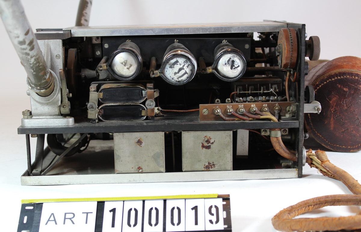 1.	5 watt bärbar radiostation (5 W Br m/30)

5W Br m/30är en bärbar kortvågsstation avsedd för telegrafi (A1/A2) och telefoni.
Stationen anskaffades främst för Artilleriförbanden i början av 1929  och utgick ur organisationen 1943.

Tekniska data:
Stationen bestod av apparatlåda a, två batterilådor b (varav en i reserv), samt antennram.* 

Frekvensområde 1:	        2680-2780 kHz
Frekvensområde 2:	        4240-4840 kHz
Strömförsörjning:		2st ack DM18
		                                3st torrbatteri A63 (MBL)
		                                2st 4,5V ficklampsbatterier för gallerförspänning
Antal rör:	                        4st A1 och 3st B1
Uteffekt:	                        Ca 1W
Antenn:	                                Ram antenn
Räckvidd:
    Telegrafi:	                       Ca 10Km
    Telefoni:	                       Ca 5Km
Vikter:
    Apparatlåda:	                17,28Kg
    Batterilåda:	                21,28Kg
    Batterilåda reserv:	       19,41Kg
    Antennkoger:	               3,30Kg
    Totalvikt:	                       61,27Kg

KURIOSA:
Hilding Björklund (Ellab)
För artilleriets eldledning visade sig telegrafi vara en besvärlig metod, varför den rönte ett visst motstånd att bli genomgående accepterad. Man var ju van att använda trådtelefoni och en lösning skulle då närmast vara radiotelefoni. 
För att lösa detta tekniskt erfordrades ökad sändningseffekt och känsligare mottagare. Effekten kunde man inte öka så värst mycket, eftersom kravet var en bärbar station. 
Beträffande mottagaren hade vid denna tid framkommit uppgifter om Armstrongs superheterodynmottagare, där en frekvensändring medelst en oscillator och blandare sker till en mellanfrekvens, som är fast och där signalerna lättare kan förstärkas. Dessutom hade i marknaden framkommit skärmgallerrör, som gav en stabilare förstärkning. Vi ville därför försöka med en supermottagare.

Med utgångspunkt från den ramantenn som redan fanns (1 W Br) igångsattes experiment och de 8 stationer som tillverkades gav lyckade räckviddsegenskaper, 5 km. Detta meddelades Kungl Arméförvaltningen med begäran om tillverkningsuppdrag.
Men därom blev intet besked.

Svenska AB Trådlös Telegrafi, SATT, hade hos Arméförvaltningen begärt uppdrag såsom varande den enda i landet som tillverkade militär radiomateriel och som på grund av Ellabs arbeten blivit utestängda från armésidan.
Arméförvaltningen ansåg framställningen vara rimlig och hoppades därjämte att en mer avan- cerad lösning skulle kunna förväntas.

SATT fick beställningen och därjämte ritningarna på vår ramkonstruktion.
När tiden var inne för prototypen från SATT fick Ellab uppdraget att kontrollera densamma. Anmärkningar gjordes på rätt många punkter varav den viktigaste var att räckvidden inte på något sätt kunde innehållas.
SATT arbetade om en del saker men stationerna underkändes bl a för räckviddens skull och den kraftiga strömförbrukningen. SATT ansåg sig orättvist bedömd och begärde tillsättande av skiljemän. Som skiljemän antogs professor Pleijel vid Kungl Tekniska Högskolan och kapten Rudling, artilleriet.

Dagen då räckviddsprovet skulle ske, över den av oss tidigare använda 5 km långa sträckan från Frösunda till Silverdal på Järvafältet, hade vi ställt upp våra radiostationer och SATT sina i omedelbar närhet till varandra.
Förbindelsen mellan våra stationer gick med så kraftig ljudstyrka att man inte kunde lägga hörtelefonen på öronen utan smärta. SATT-förbindelsen var mycket svag så att man med svårighet kunde höra att tal pågick men inte uppfatta detsamma. Jag lämnade över telefonen till Pleijel och sa att det här inte är uppfattbart tal. Han lyssnade och sa att han hörde ljud i alla fall.
Skiljemännen godkände stationerna och SATT fick leverera beställningen.
Stationerna levererades och översändes till artilleriets signalskola för vilken kapten Rudling var chef.
Det dröjde inte många veckor förrän det kom rapporter om klagomål på stationerna bl a att anodbatterierna tog snabbt slut, räckvidden dålig o s v.
Efter en månads användning på skolan måste kapten Rudling rapportera att stationerna borde kasseras, det var omöjligt att längre använda dem vid skolan. Stationerna blev också kasserade.
Vi kände precis inte någon skadeglädje över detta resultat, det hade kostat staten mycket pengar. Vi kände oss i stället rehabiliterade beträffande vårt omdöme om stationerna.
I detta läge fick arméförvaltningen bråttom att beställa stationerna från oss. För att visa oss på styva linan angav vi en kort leveranstid, vilket orsakade mycket övertid för att rädda den iråkade situationen för arméförvaltningen.
Det gällde 100 stationer och vi lyckades att hålla leveranstiden. Stationerna blev även bättre än vad våra prototyper uppvisade.
Slut citat Hilding Björklund.
Beskrivning
Radiomateriel Del 5, fastställd 1932.

Underlag till ”beskrivning” är i huvudsak hämtat ur Försvarets Historiska Telesamlingar
Armén, sammanställning över arméns lätta radiostationer under 1900-talet av
Sven Bertilsson och Thomas Hörstedt (Grön radio).
