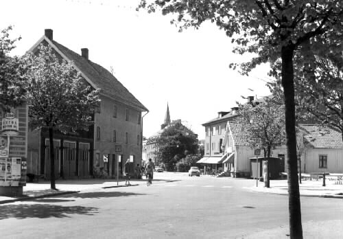 Magasinet revs 23/7 1957, för schaktning för blivande stadshus.  Falkenbergs brandkår fanns i huset till vänster fram till 1954 då brandstationen i kv. Hjulet togs i bruk.
