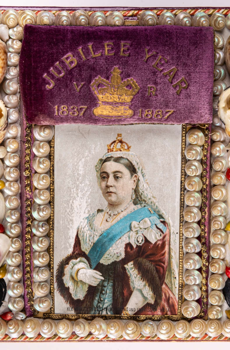 Syskrin, locket prytt med drottning Victorias porträtt, snäckor och en sammetsdyna med inskrift "Jubilee year V R 1837-1887".