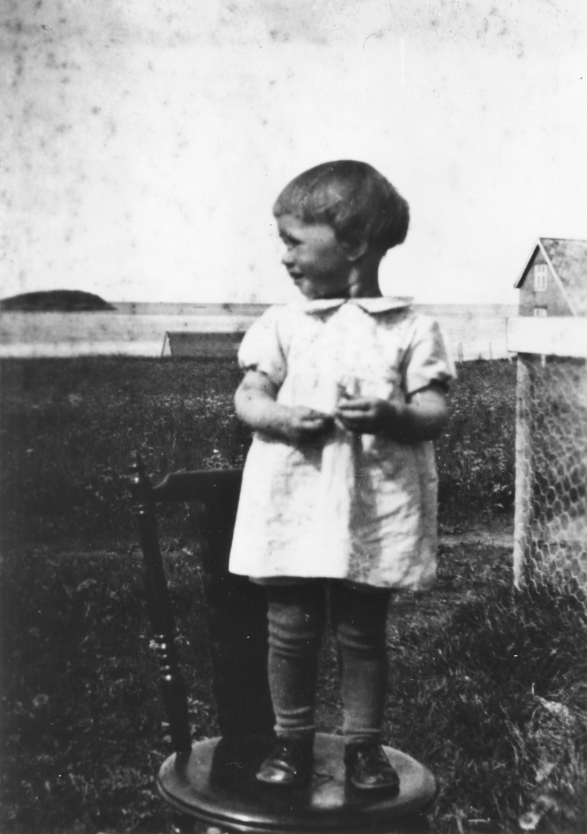 Portrett av Asveig Johansen, f.1941 på Bøvær, som liten pike