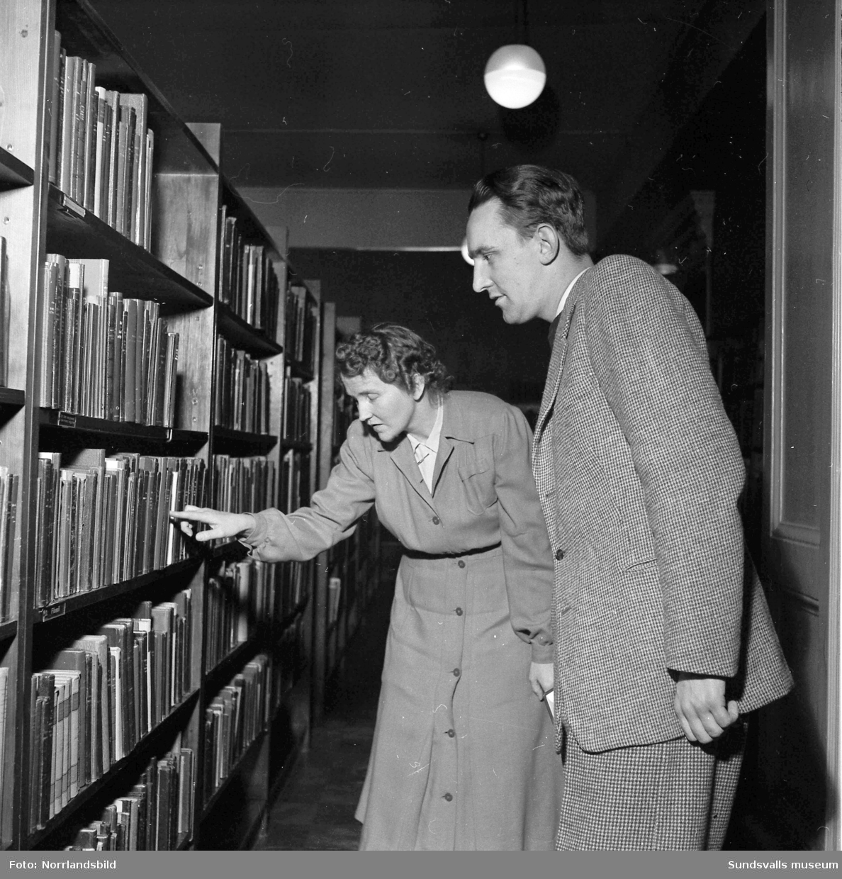 Stig Drüséus hittar rätt litteratur med hjälp av bibliotekarie Yrsa Montelin på Stadsbiblioteket i Sundsvall.