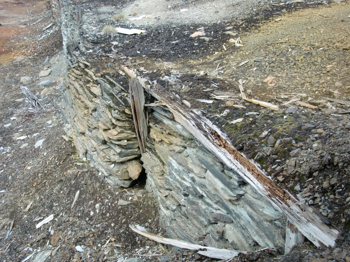 Rester etter grunnmuren til kølhuset innafor kølplanken
