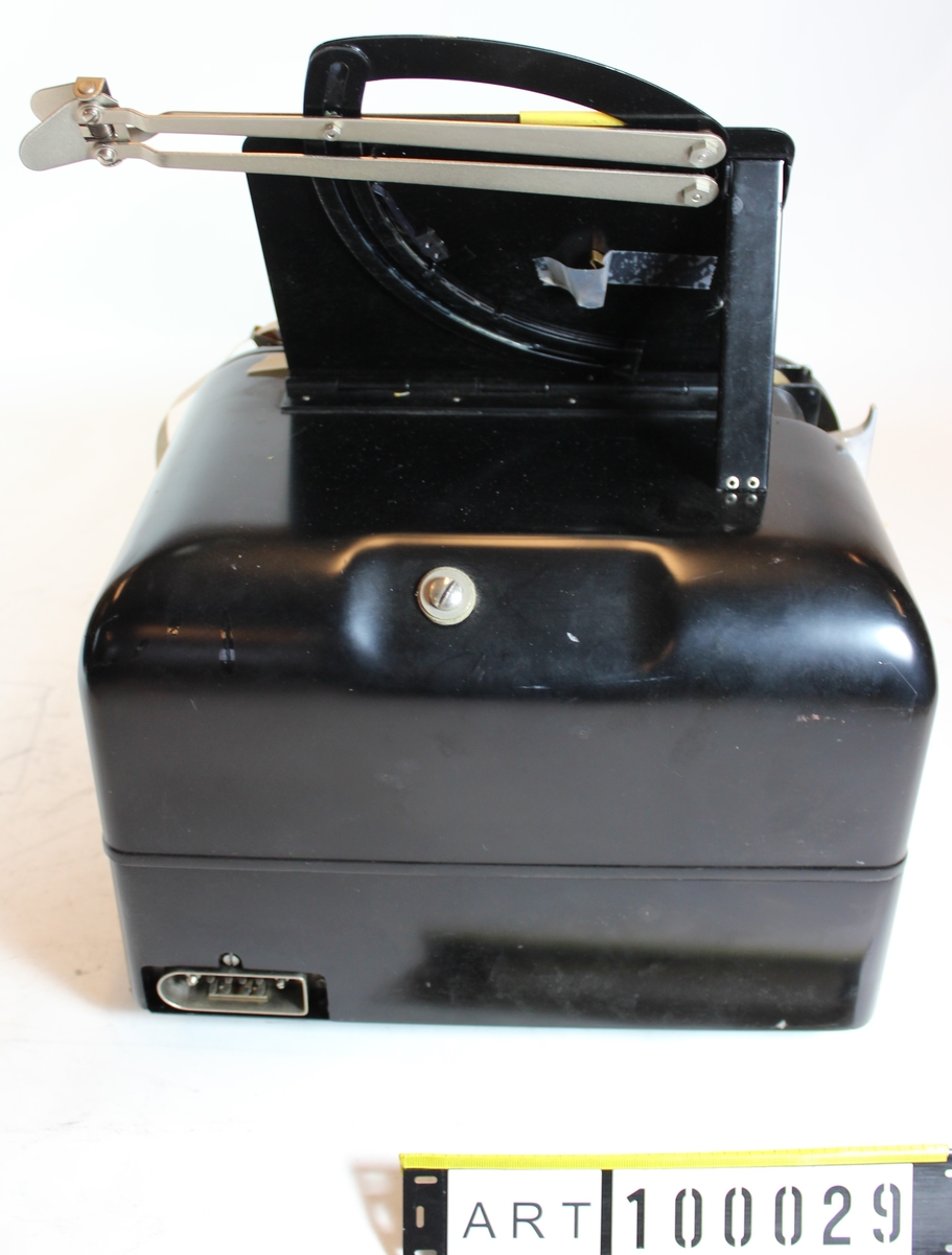 Fjärrskrivmaskin användes för att sända och ta emot fjärrskriftmeddelanden i hög hastighet och säkerhet. Sändning skedde genom att man matade en s k hålremsa genom remssändaren.
Vid sändning omvandlades det skrivna tecknet till elektriska tecken antingen med likström (60V 40 mA), eller genom modem till olika typer av tonsignaler. 
Vid mottagning producerades en en textremsa som efter mottaget meddelande fick klippas i lämpliga längder och klistras på M-blankett för delgivning.

Med lokalkopplad (sändar- och mottagardel sammankopplades) producerades en sändarremsa för sändning.
Telex-alfabetet, CCITT nr 2 var den standard som användes, fem bitar d v s 5 hål i bredd på remsan med en rad frammatningshål i mitten.
Överföringshastigheten var 50 Baud eller 50 bits/sek.

Utdrag ur IFskrC/Instruktion Fjäskriftcentral 1963:
1.1.3 Den rutin som föreskrivs i denna instruktion bör följas i detalj. Genom att en viss rutin tillämpas där varje fjärrskriftexpeditör endast utför en viss detalj, vinner man säkrare och snabbare förmedling av trafiken genom fjärrskriftcentralen. Stationschef och vaktföreståndare kan härigenom lättare övervaka tjänsten, och id stor trafikintensitet kan personal- och eventuell materielförstärkning sättas in, eller tillgänglig personal omdisponeras allt efter behov.
1.1.4 Fjärrskriftcentralen skall vara betjänad och trafikberedd dygnet runt.
1.1.5 Var och en som tjänstgör i fjärrskriftcentralen är skyldig att medverka till att god ordning och REMSDISCIPLIN ständigt råder i fjärrskriftcentralen med tillhörande lokaler till gagn för tjänsten och den allmänna trevnaden.
