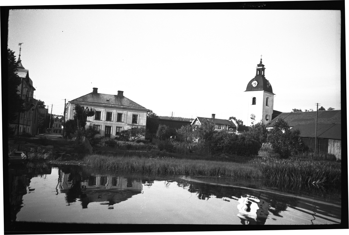Samhälle och kyrka i anslutning till en sjö