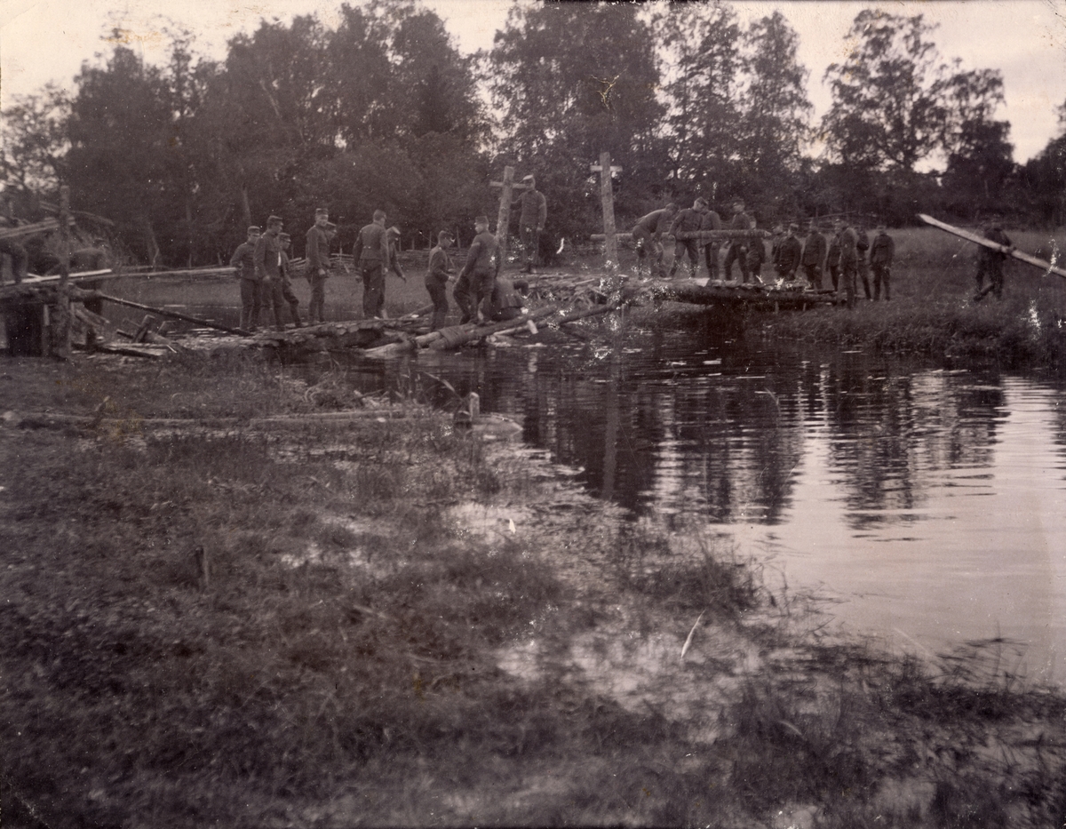 Soldater från Fortifikationen bygger bro över vattendrag.