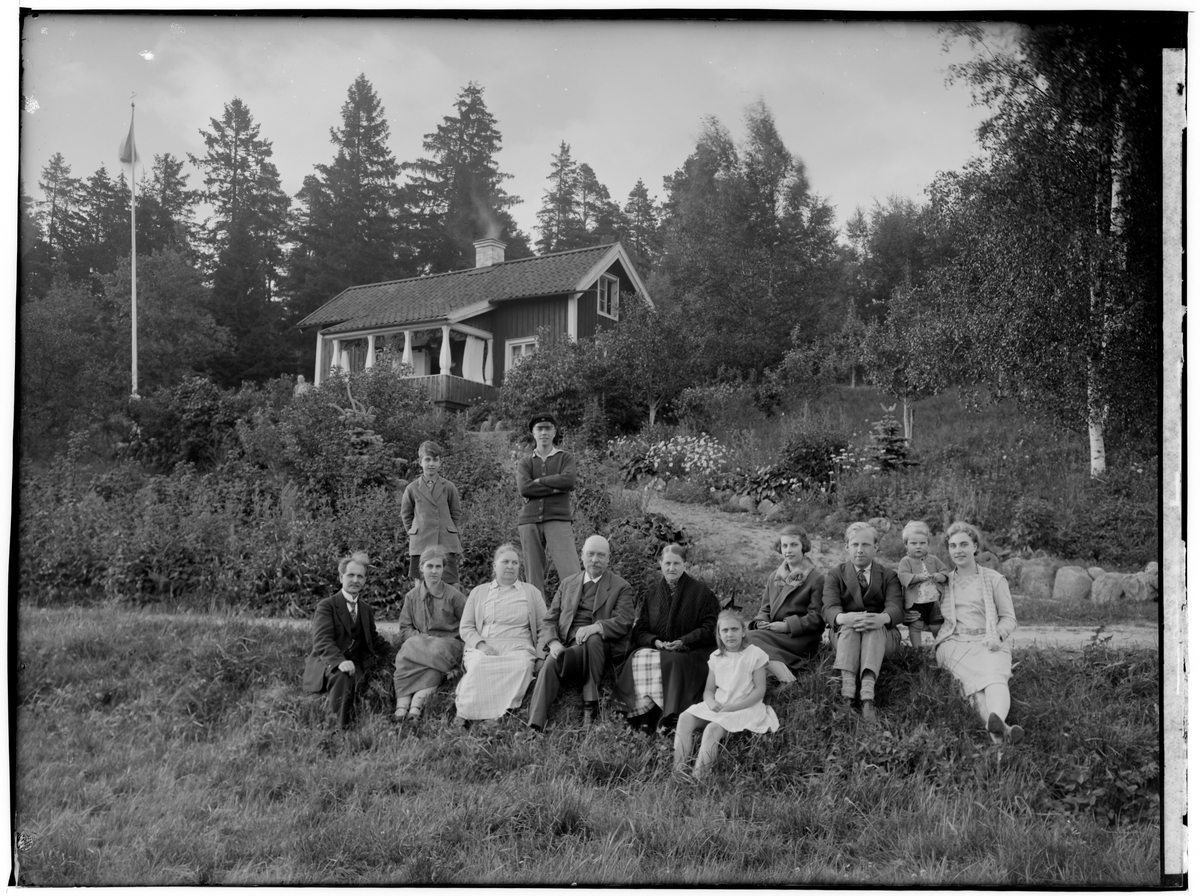 Grupp 12 personer på morbror Johan Johanssons 64 årsdag.
Morbror Johan Johansson, Helsingfors, Finland är på besök hos Sam Lindskog med sin hustru.