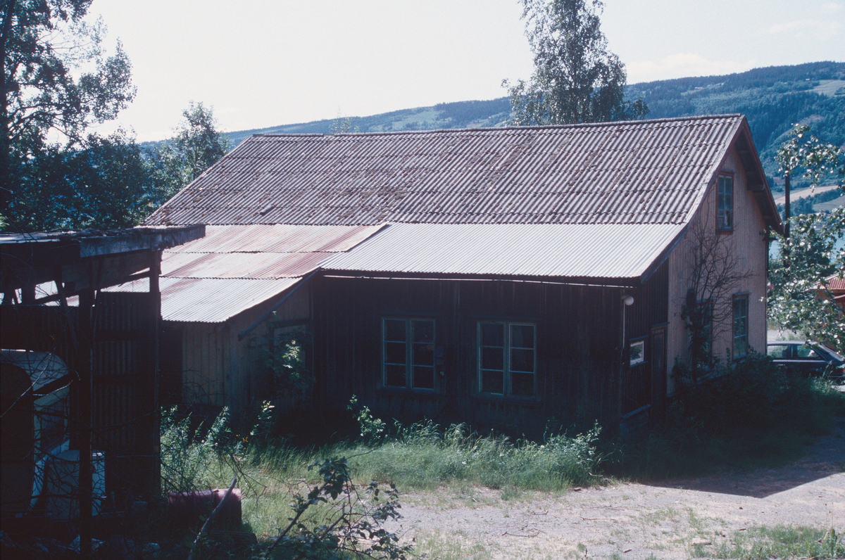 Lillehammer Dampsag.  Smia sett mot sør-vest.  Dampsagas område ble omdisponert til campingplass etter at mange forskjellige prosjekter var vurdert, så som hotell, badeplass og rekreasjonsområde.  Se også SS DI 1992: 1172-1190.