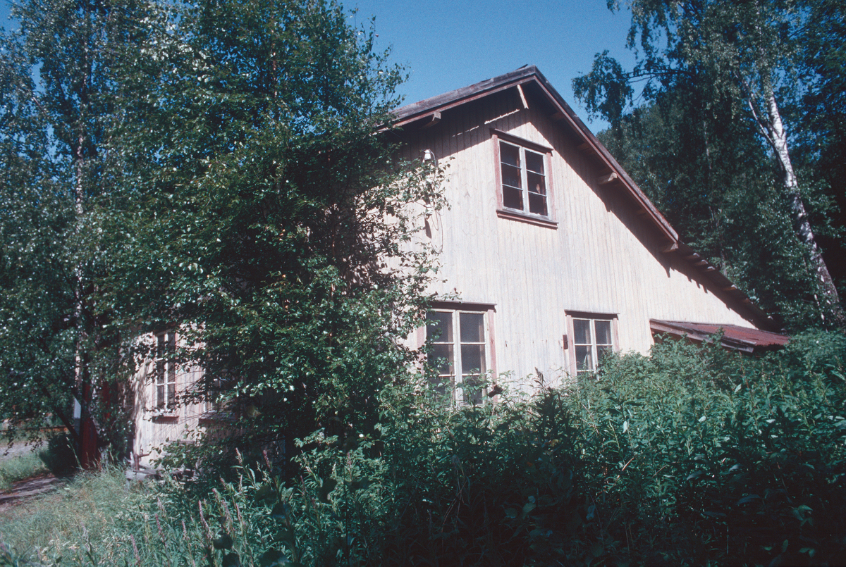 Lillehammer Dampsag.  Smia sett mot nord.  Dampsagas område ble omdisponert til campingplass etter at mange forskjellige prosjekter var vurdert, så som hotell, badeplass og rekreasjonsområde.  Se også SS DI 1992: 1172-1190.
