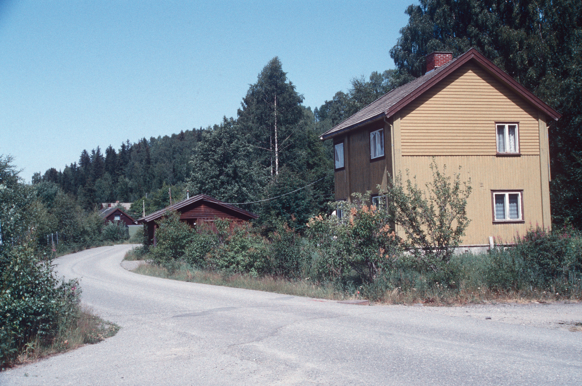 Lillehammer Dampsag.  Vaktmesterbolig sett mot nord.  Dampsagvegen i forgrunnen.  Dampsagas område ble omdisponert til campingplass etter at mange forskjellige prosjekter var vurdert, så som hotell, badeplass og rekreasjonsområde.  Se også SS DI 1992: 1172-1190.