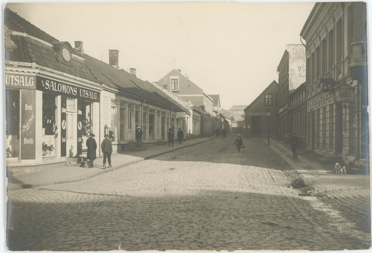 Ca. 1910. Fotograf har stått ved Øvre torv.
Detaljer:	Kongens gate mot nord.
Historikk: Denne delen går gjerne under navnet "Konggata".