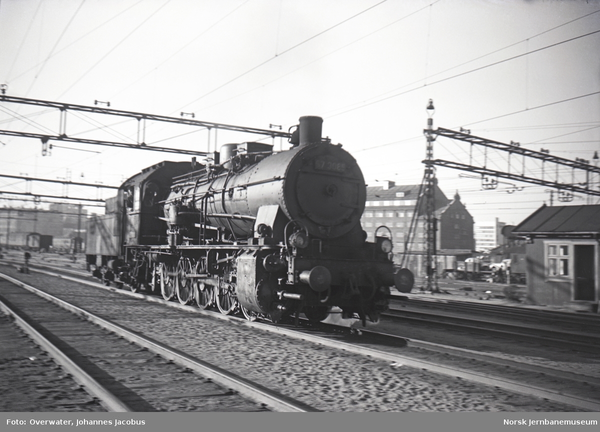 Damplokomotiv type 61a nr. 3085 på Oslo Østbanestasjon