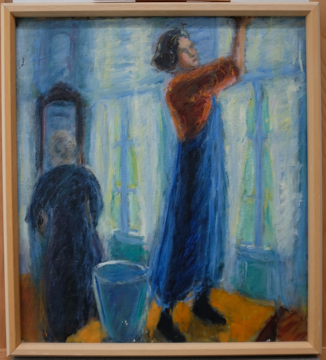 Storreingjering i stova i Gjesme sitt hus. Iflg videointervju  med Gjesme: Bilde av Brita Grøthebø som står på bordet og Moster står nede ved speglen. Vaskar i stova.