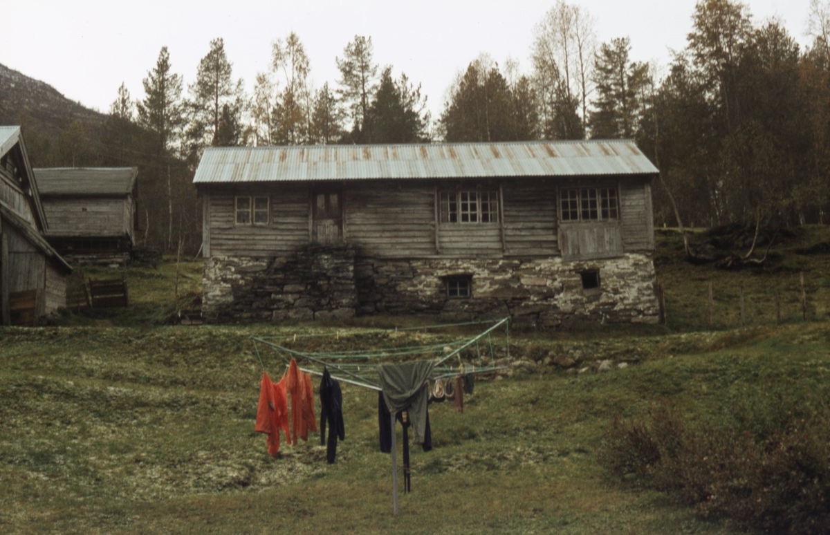 Dokumentasjonsbilder i serie av et eldre gårdsbruk i Valldal, Norddal.