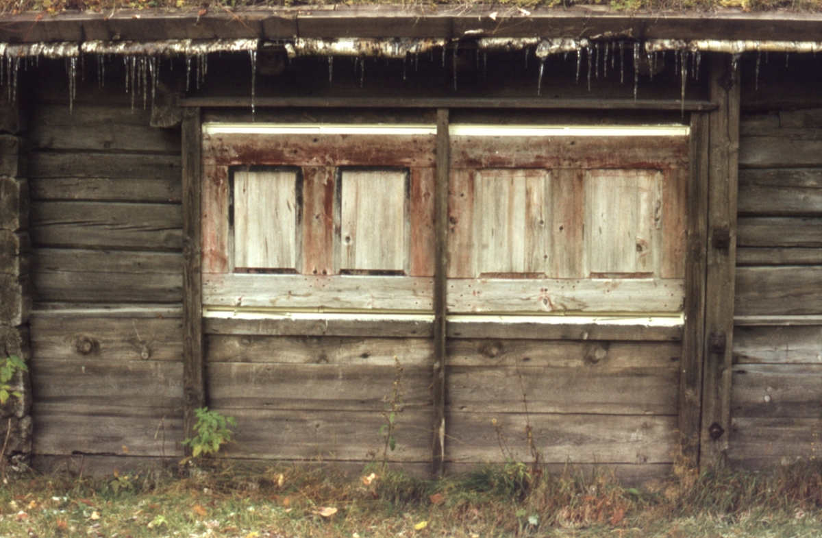 Dokumentasjonsbilder av ei eldre bygning i Valldal, Norddal.