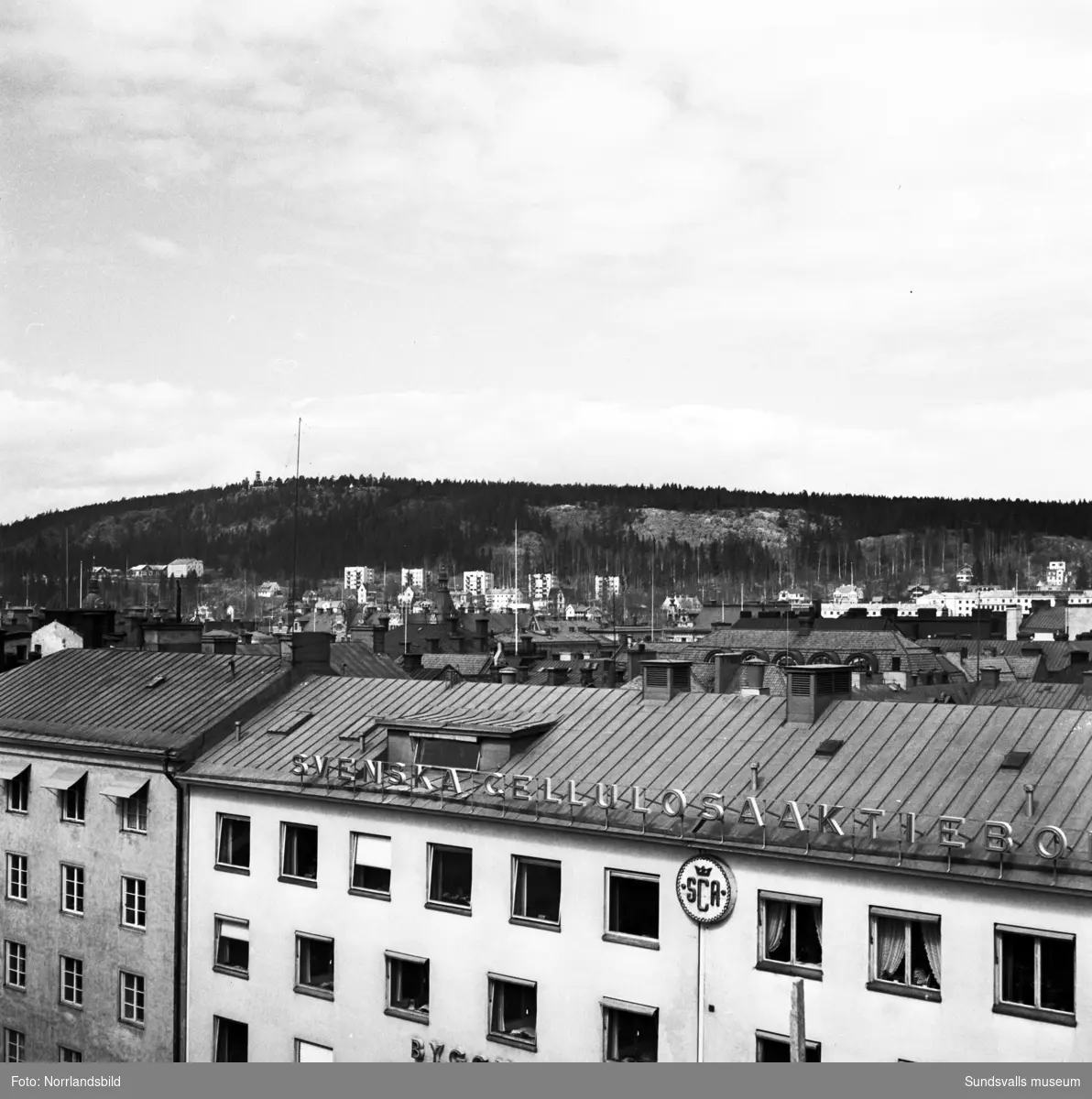 Vy mot Norra berget fotograferad från bygget av Dagbladets fastighet vid Köpmangatan 1, närmast i bild SCA-kontoret.