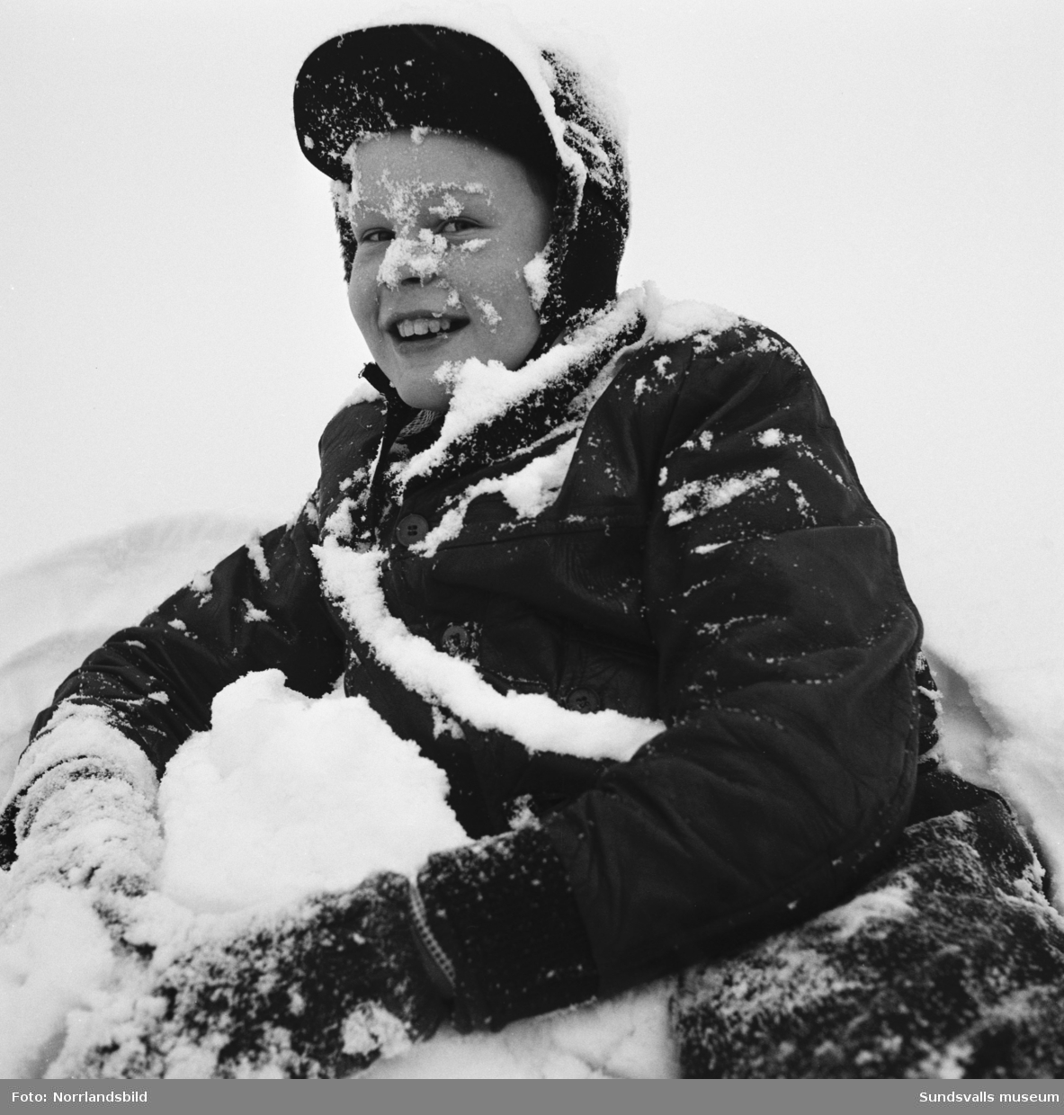 Snövintern 1951. Bilder från olika platser på glada barn som leker i snön. De tre första bilderna är troligen invid gamla Epidemisjukhuset vid Ludvigsbergsvägen, några av bilderna från parken norr om Flickskolan och GA-kyrkan.