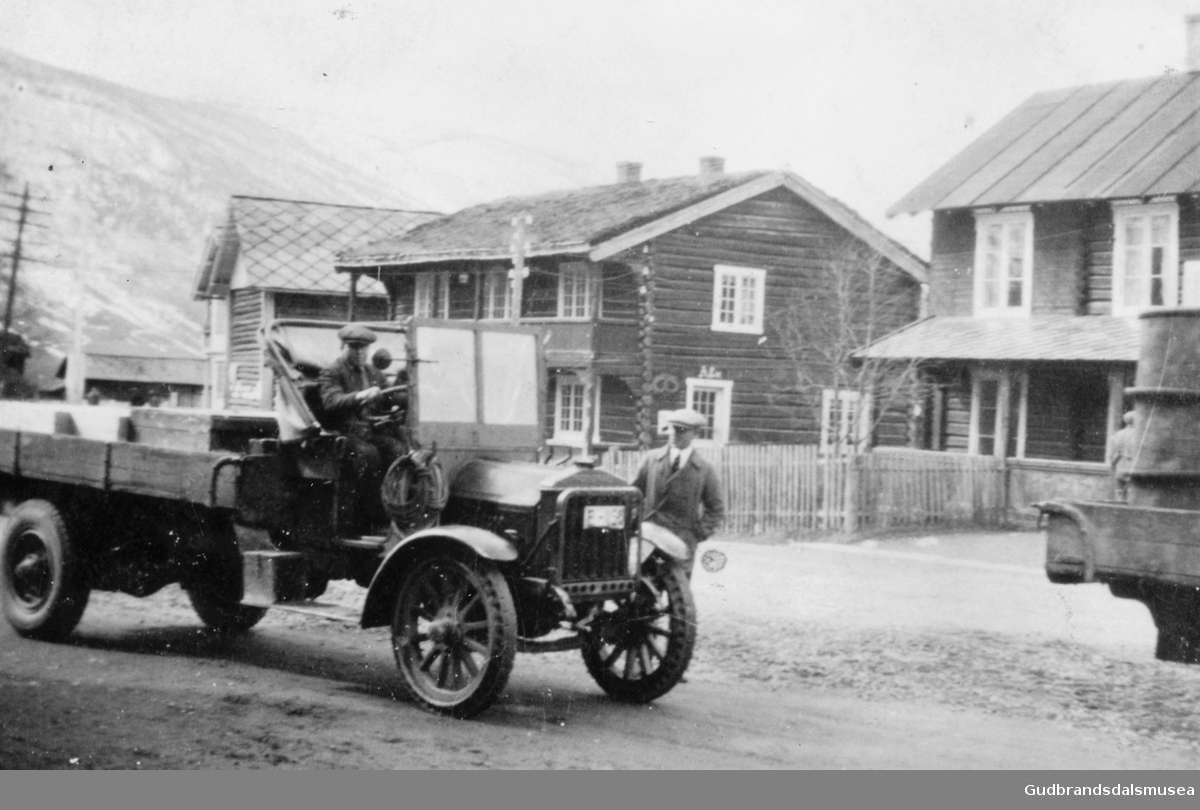 Sylfest Forberg (f. 1899) med lastebil på Otta i 1930-åra