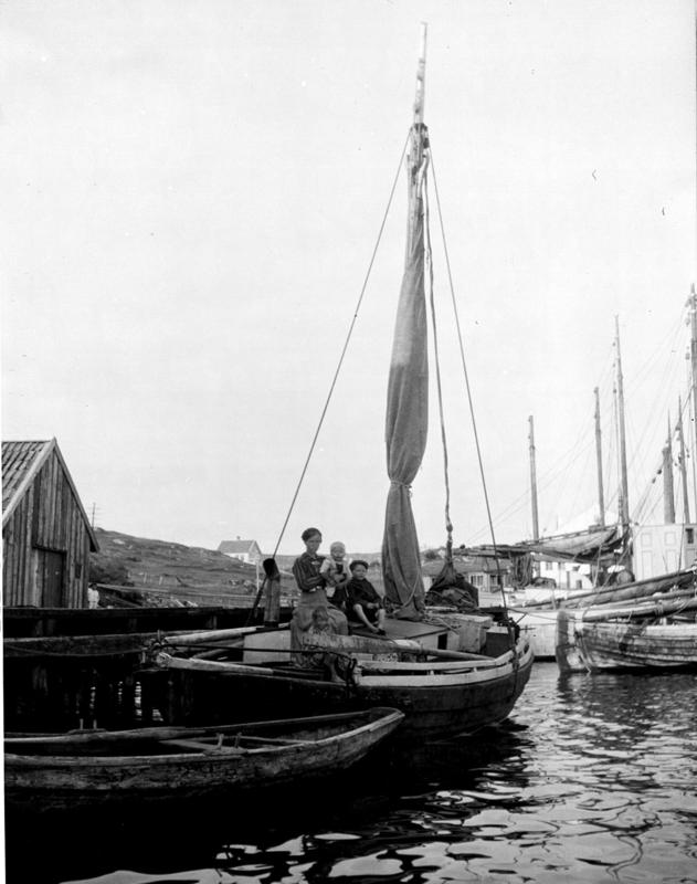 Familie i seilbåt ca. 1920. Kopervik, Rogaland.