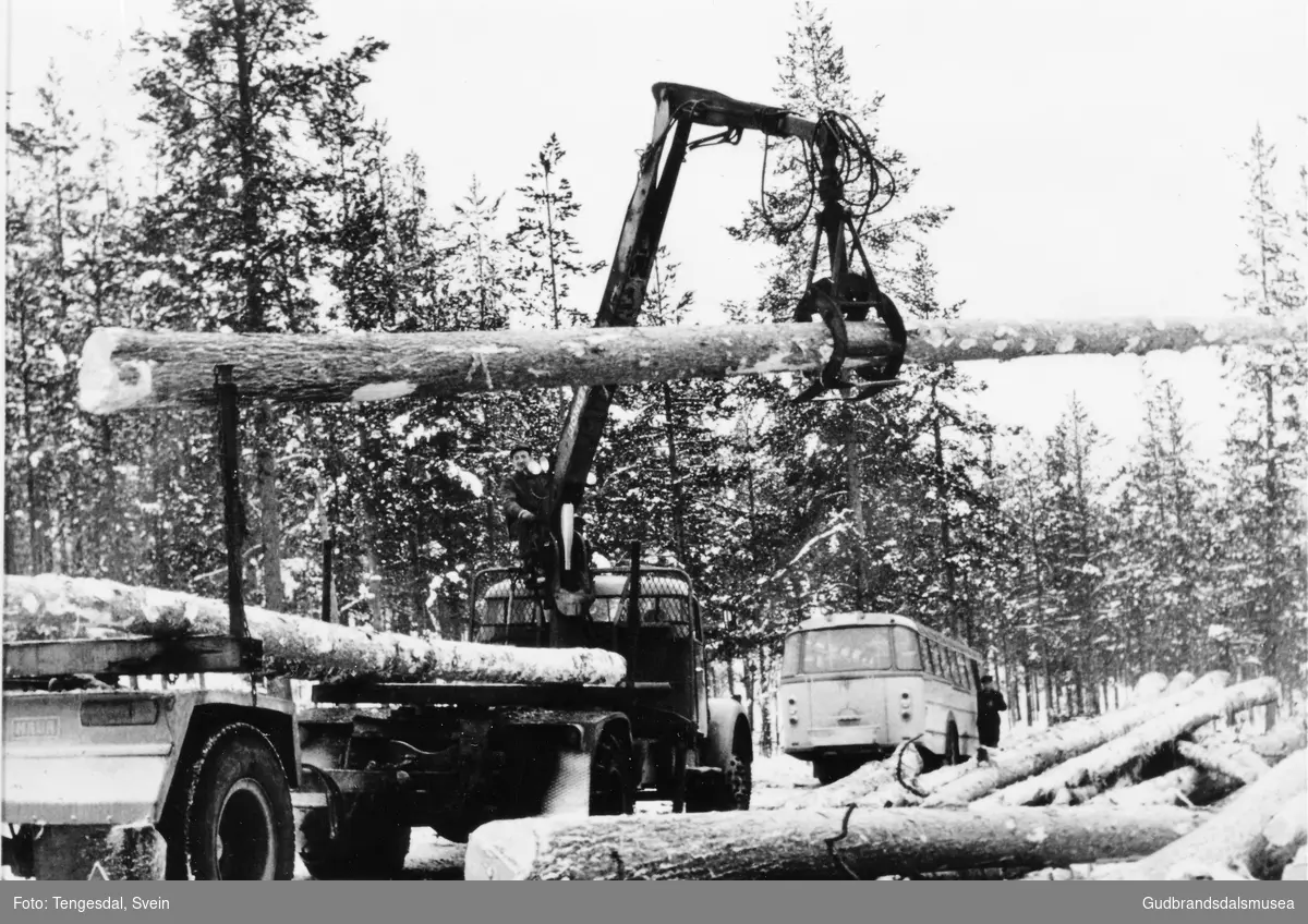 Lessing av tømmer med kranbil i Billingsdalen 1970-1971