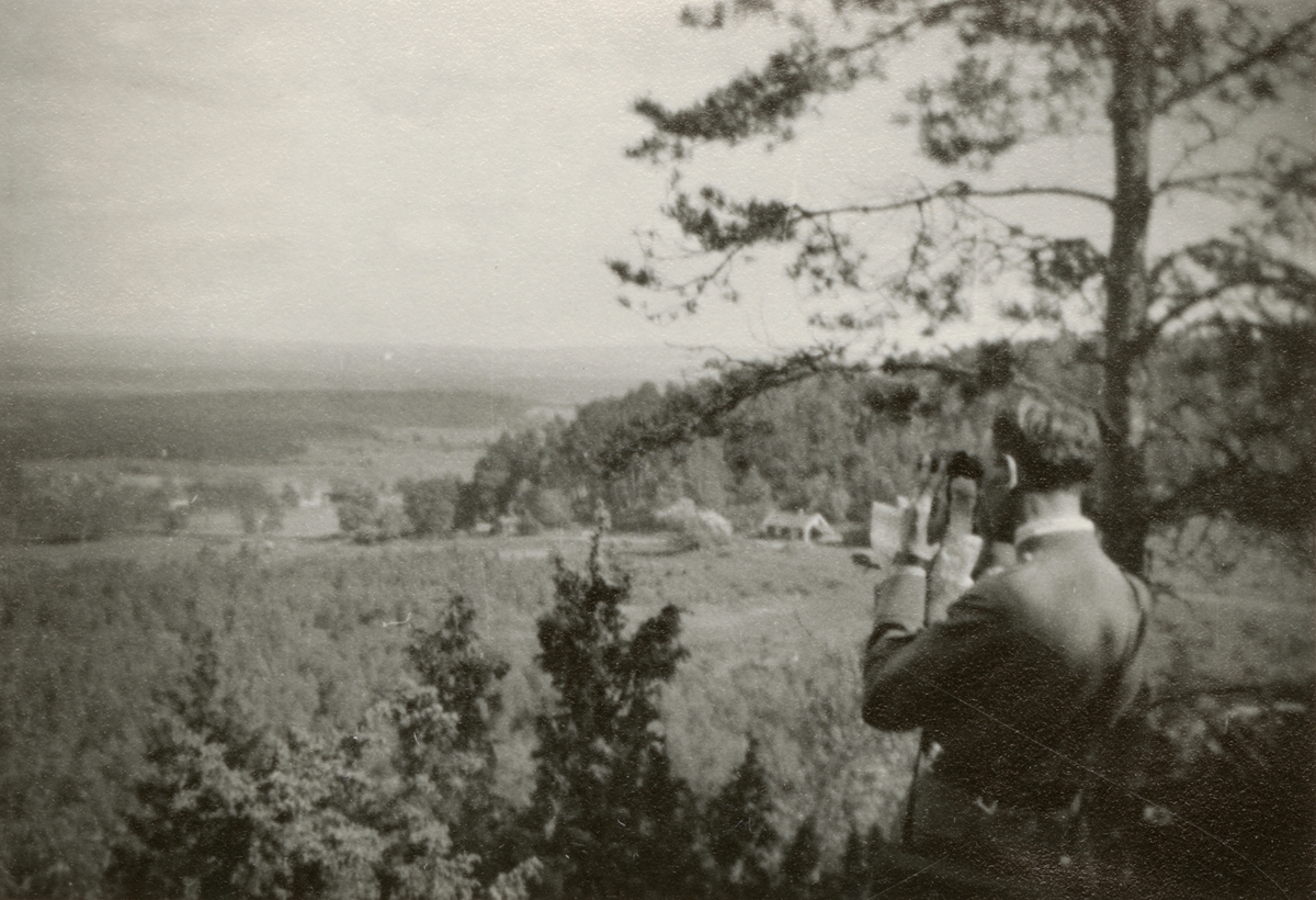 Text i fotoalbum: "Patrulltävling på Varvsberget, 1937. Målspaning".