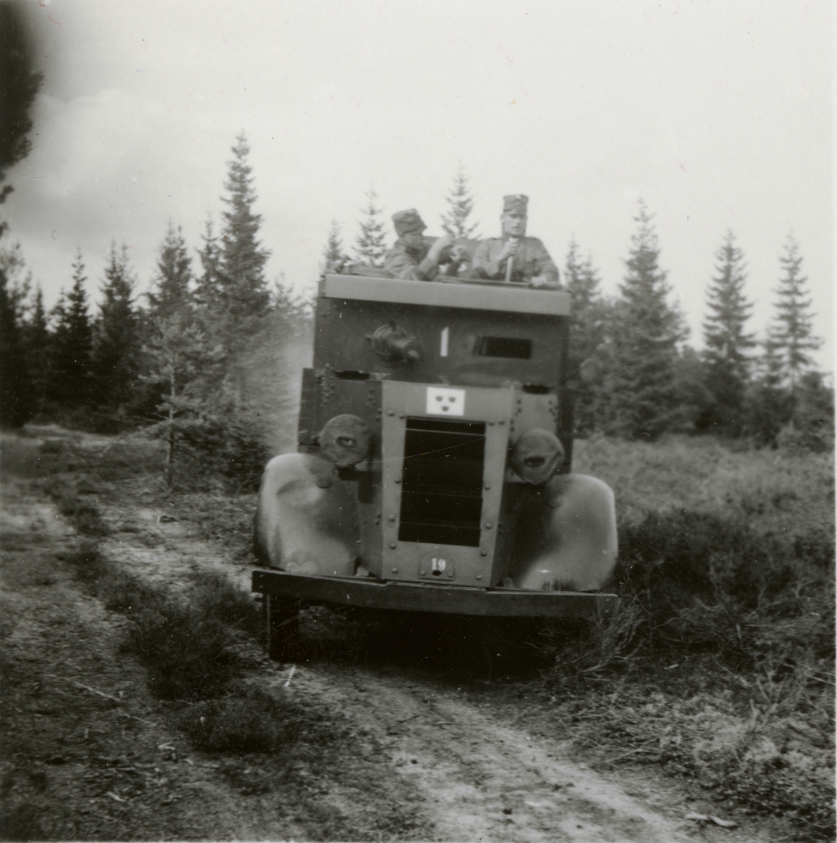 Text i fotoalbum: "Augustimanövern 1938. Pansarbilar i verksamhet".