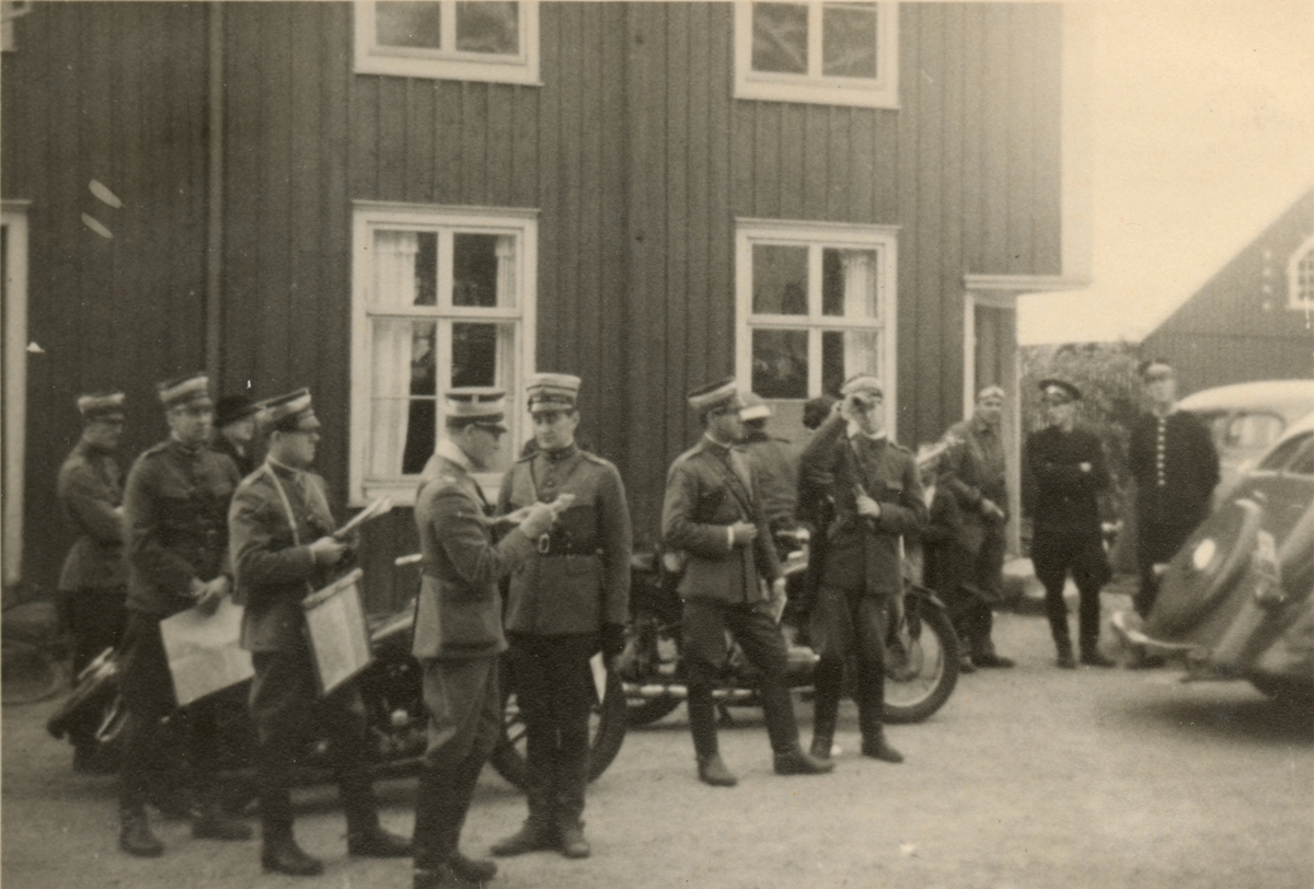 Text i fotoalbum: "Augustimanövern 1938. Ledningen".