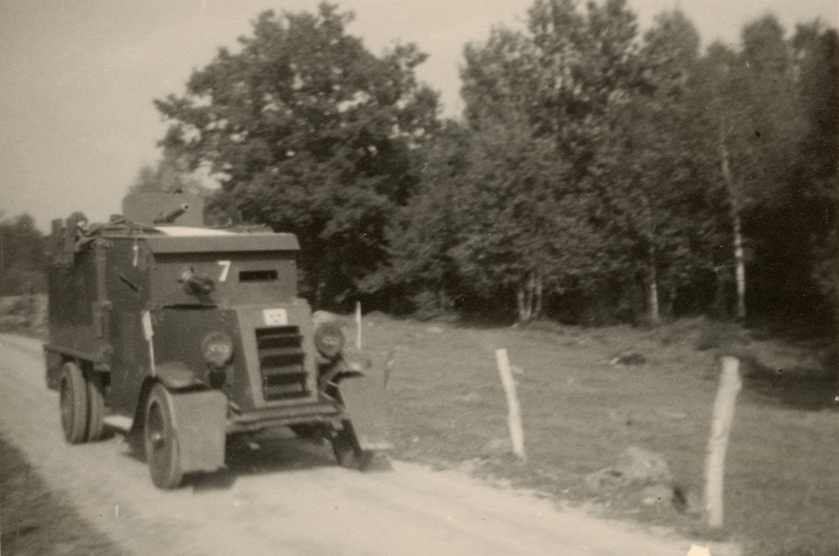 Text i fotoalbum: "Augustimanövern 1938. Fi pansarbil".