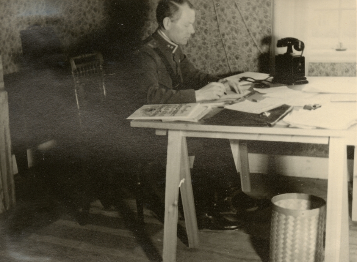Text i fotoalbum: "Beredskapstjänst april-okt 1940 vid Fältpost. Wassberg".