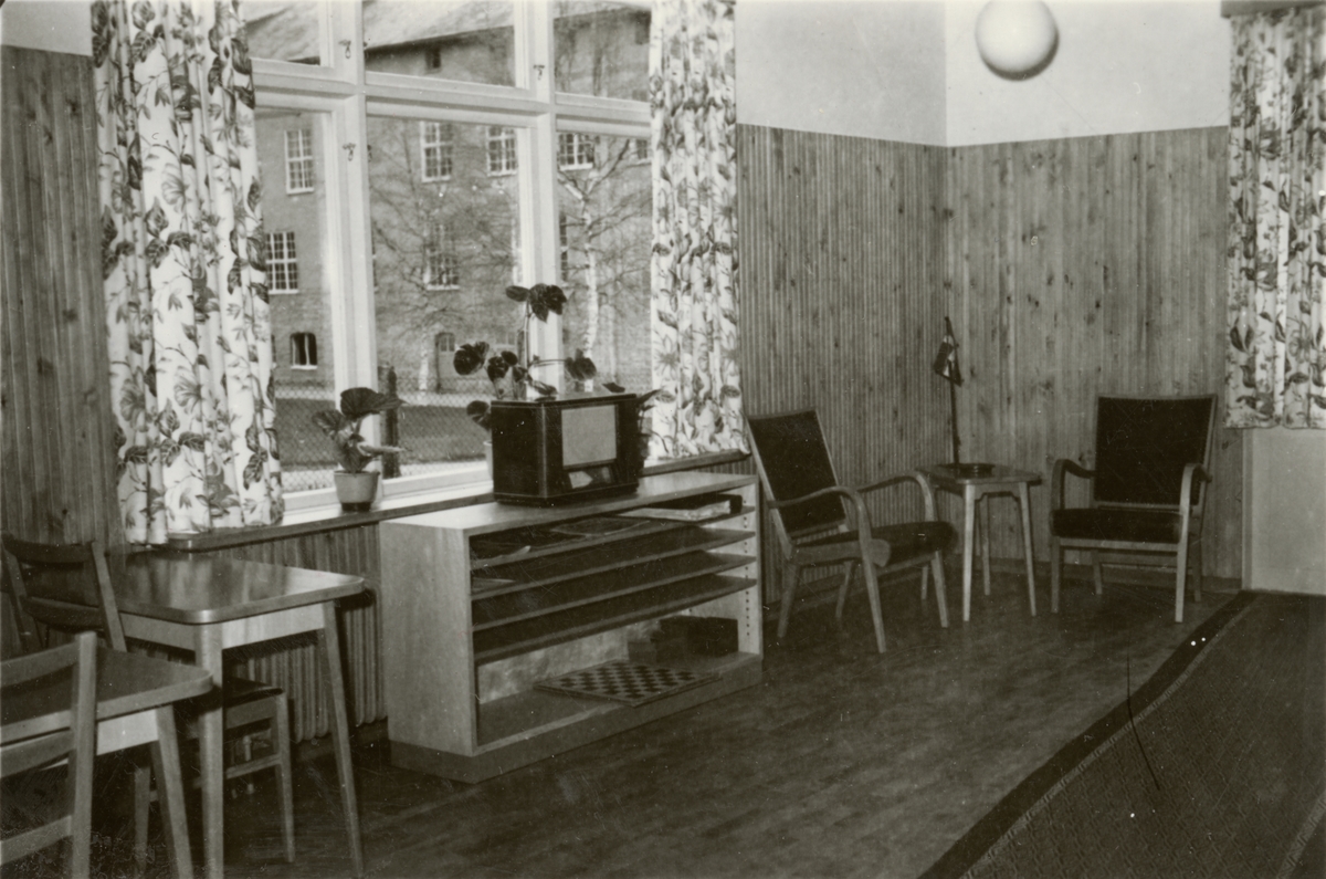 Text i fotoalbum: "I 12 nya ubefälmäss och bibliotek, fådigbyggd 1943. Arkitekt M. Montgomery. Korpralsmässens sällskapsrum".