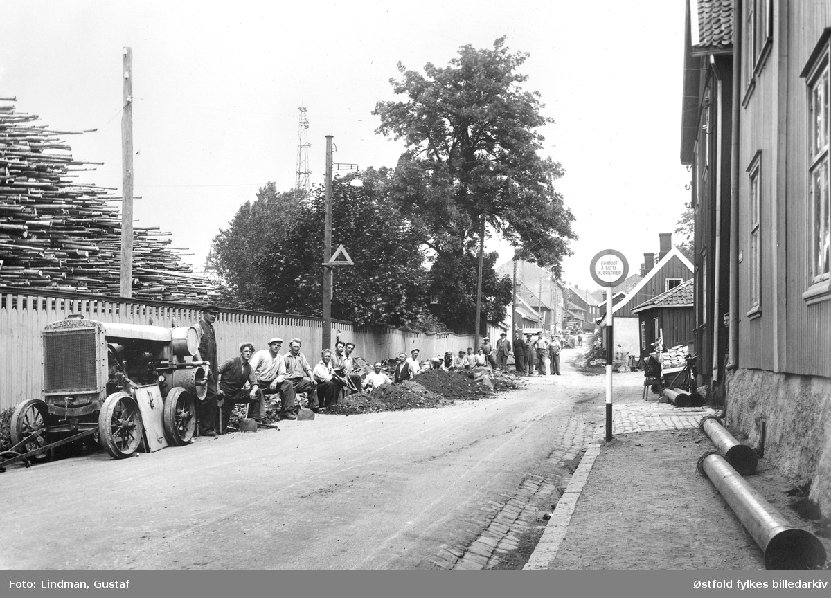 Nedlegging av vann- og kloakkledning og telegrafkabel, Verket i Moss 1938. Til venstre kompressor av merket Ingersoll-Rand. Skilt til høyre "Forbudt å sette kjøretøier".