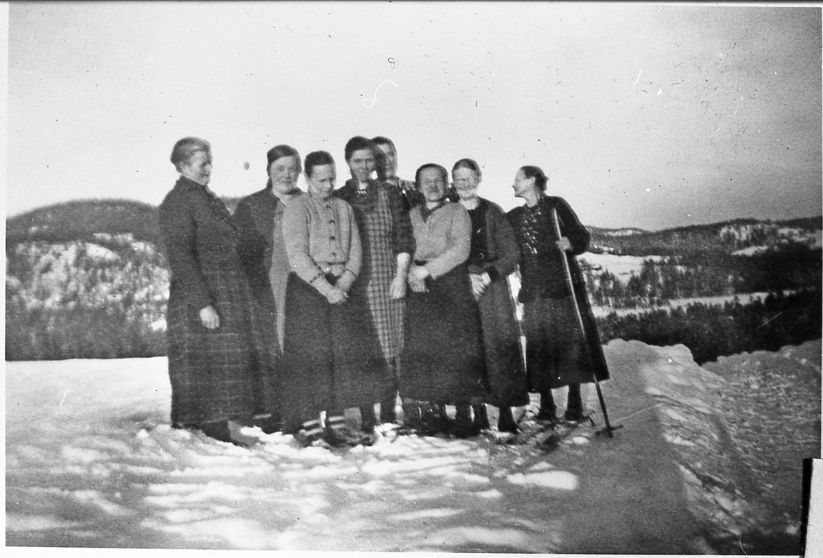 Greenskogen kvinneforening, ca. 1940. Foreningen arbeidet for Vatnås kirke ved å holde basarer og samle inn midler til vedlikehold.
