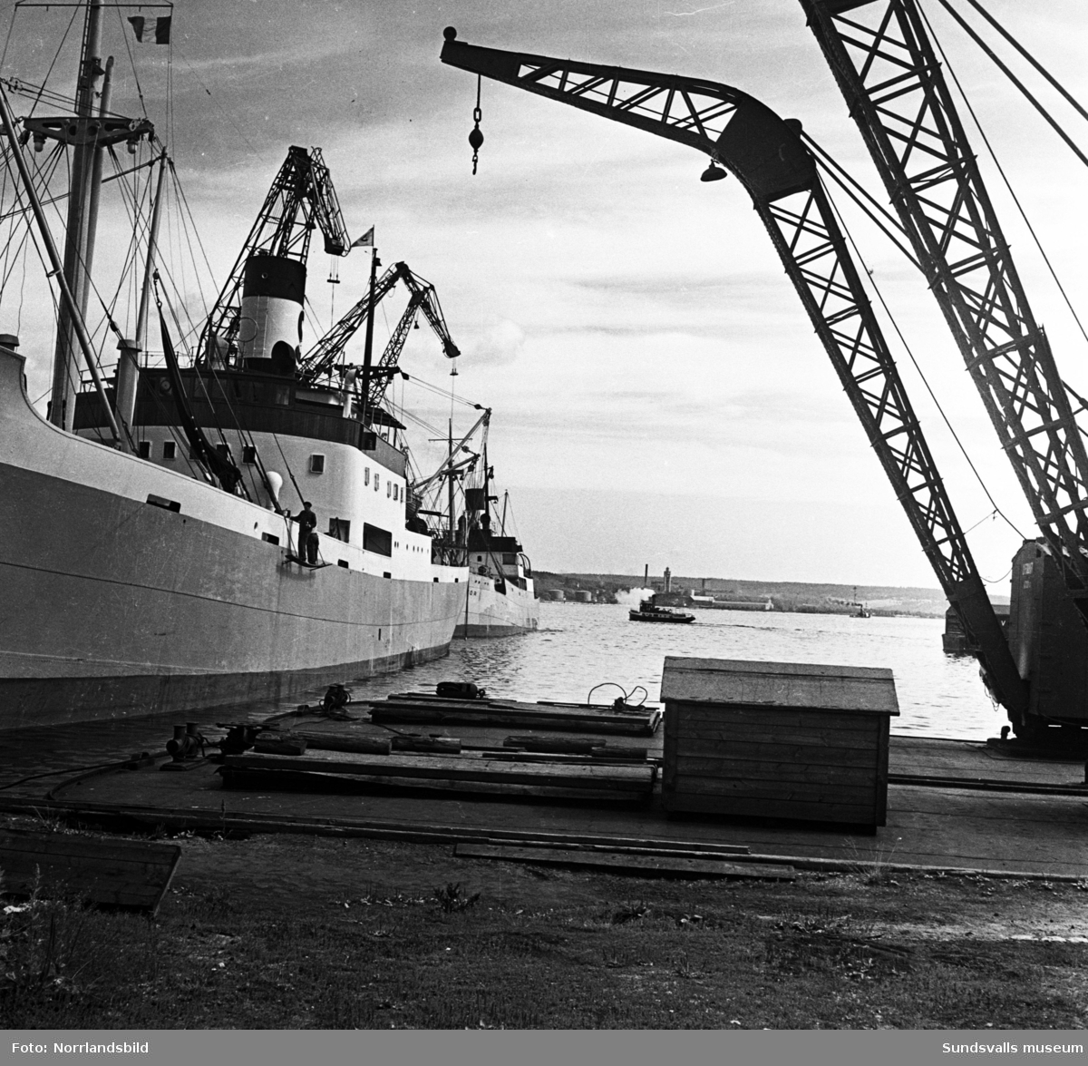 Underhållsarbete på fartyget Berkel i Sundsvalls hamn.