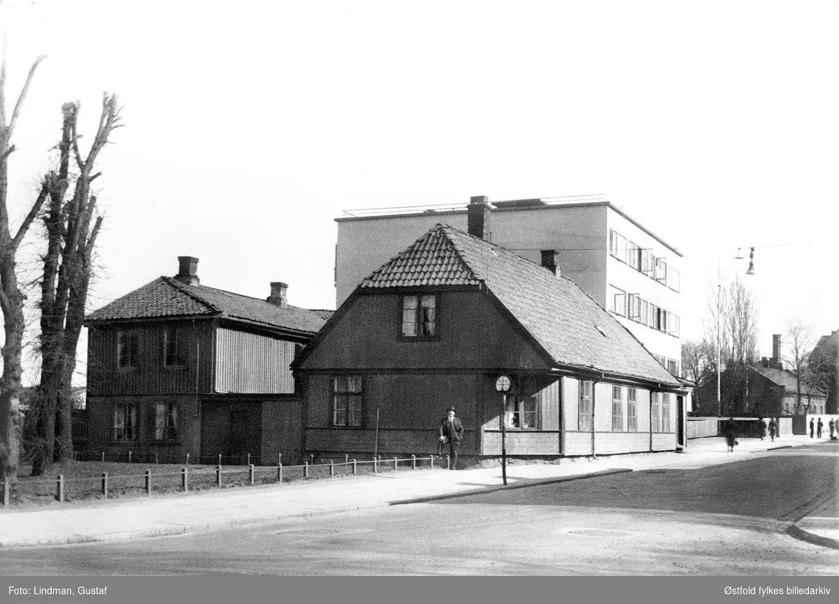 Gateparti fra Storgata i Moss 1941. Til venstre Hansens Hotell i Storgaten 2. Opprinnelig var det brennevinshandel her, senere hotell i over 60 år. Ved Storgatens utvidelse ble endel av gården revet, og resten ble senere fullstendig ombygget.