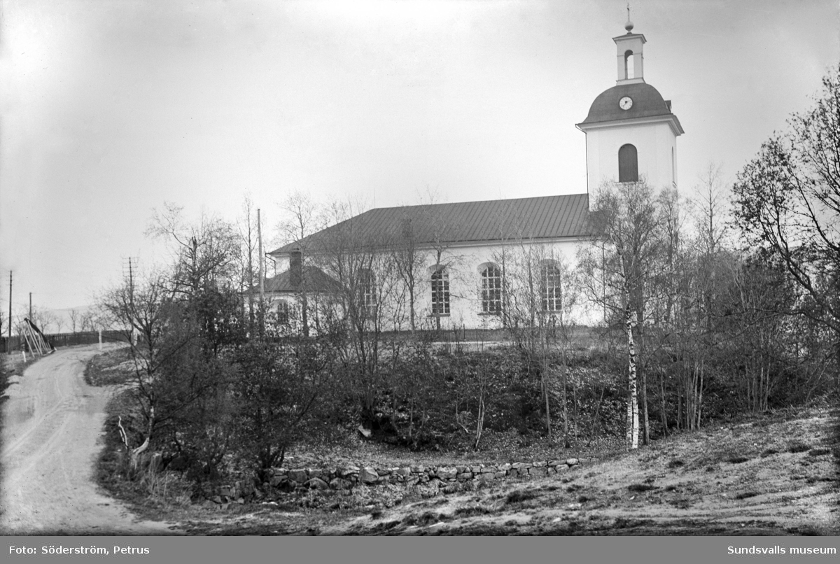 Vyer med Indals kyrka. Bild 1 tagen vid sockenstugan mot sydost.