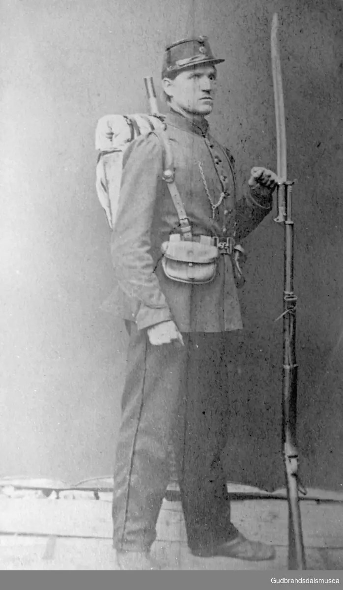 Portrettbilde, mann i uniform med tilbehør, soldaten Syver L. Enebo.