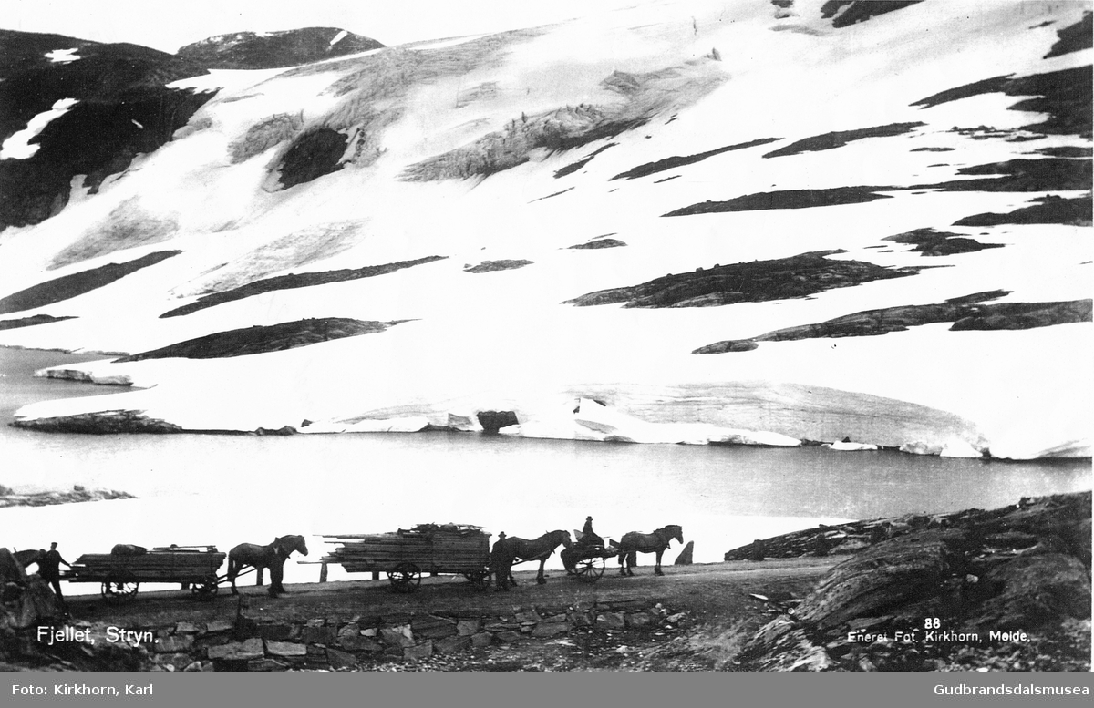 Lasskøyrarar med material-lass på Strynsfjellet
