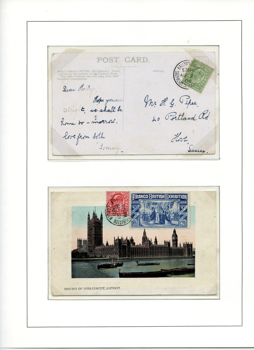 To postkort montert på A4-albumside. Det første kortet er frankert med et grønt frimerke med portrett av Kong Edward VII og stemplet i august 1908. 
Det andre postkortet er frankert med et rødt frimerke med portrett av Kong Edward VII og har et klistremerke med motiv fra Franco-British Exhibition 1908, og viser parlamentsbygningen i London med Themsen og båter i forgrunnen.