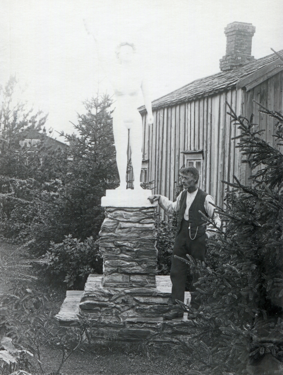 Martin Moe ved statuen "Flora" 1923